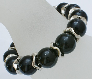 Fashion Jewelery Černý perlový nármek se stříbrnými aplikacemi