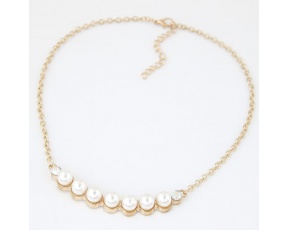 Náhrdelník s bílými perlami