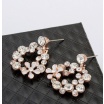 Fashion Jewelery Náušnice visací s bílou květinou - Náušnice visací s bílou květinou