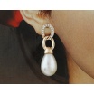 Fashion Jewelery Náušnice visací s bílou perličkou a zirkony